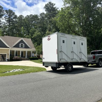 3-room-restroom-trailer-side